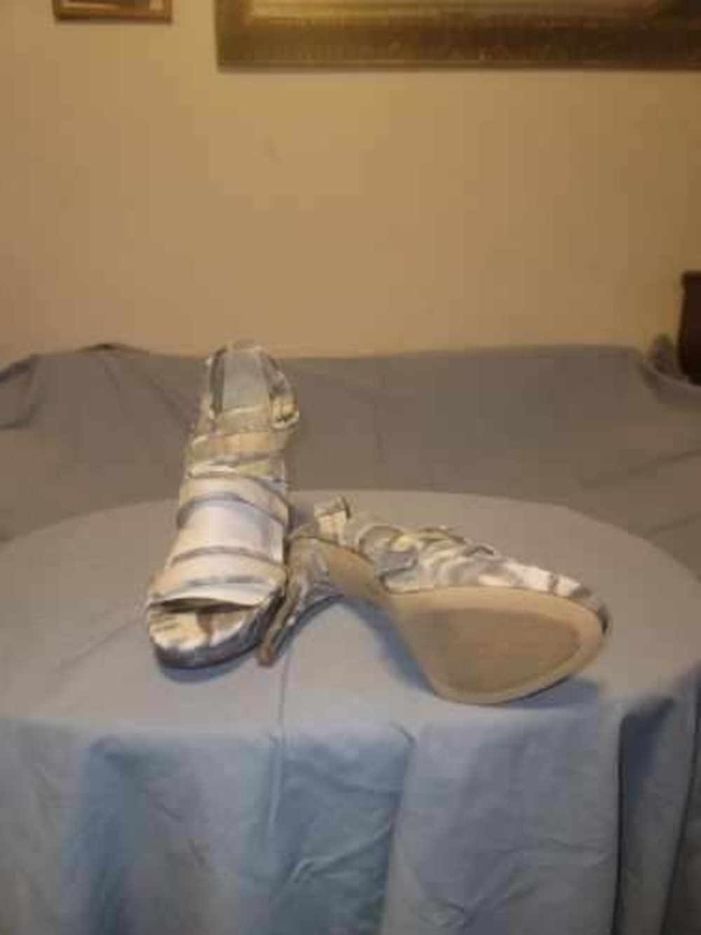 Women's Strappy Sandal in Light Gray and Cream
